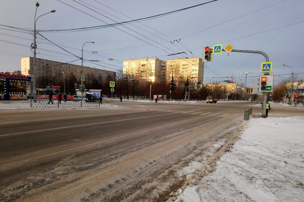 В Екатеринбурге разыскивают очевидцев ДТП на Крауля, где водитель Lada сломал голень пешеходу - Фото 1