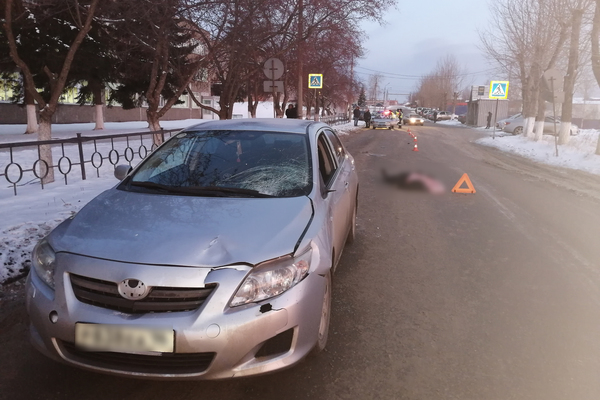 В Первоуральске недалеко от «зебры» водитель Toyota насмерть сбил женщину-пешехода - Фото 1