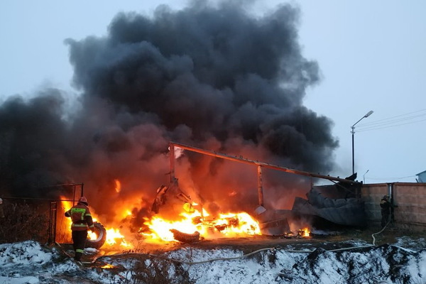 У горящего в Большом Истоке склада покрышек рухнула крыша - Фото 1