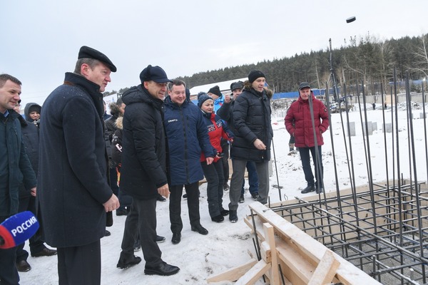 Куйвашев и Козицын дали старт строительству ледовой арены в Сысерти - Фото 1