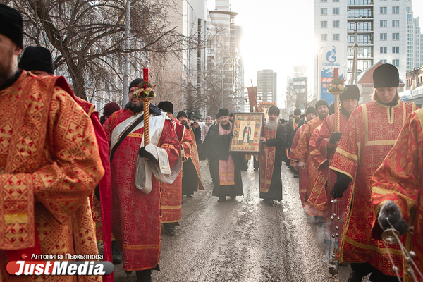 В день памяти святой Екатерины в столице Урала прошел крестный ход - Фото 1