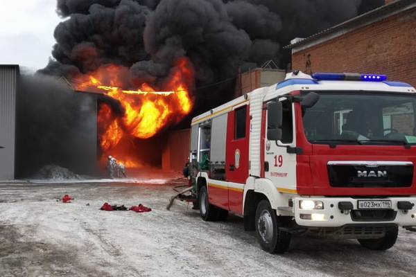 Пожар на Эльмаше перекинулся на склад с газовыми баллонами, начались взрывы - Фото 1
