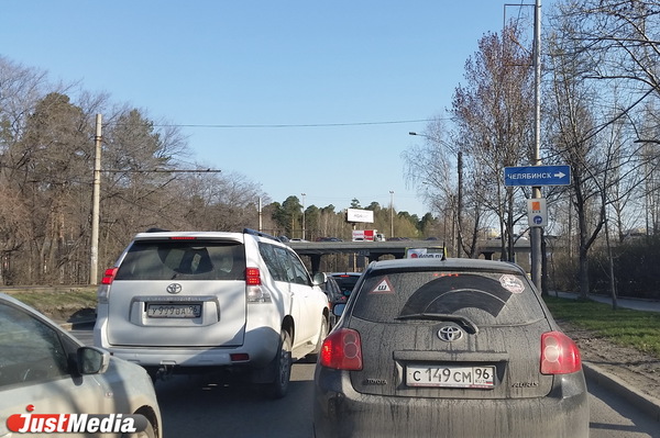 На трассе Екатеринбург–Курган из-за ДТП образовалась огромная пробка - Фото 1