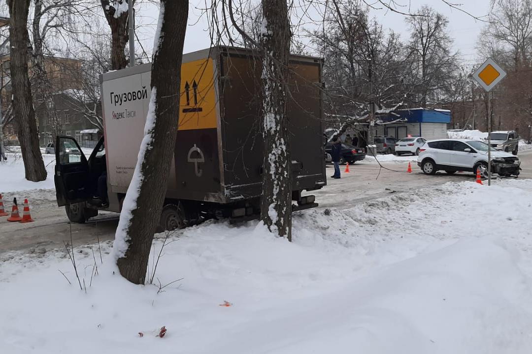 На Эльмаше в ДТП УАЗ отбросило на трех пешеходов: папу и его восьмилетнюю дочку  - Фото 1