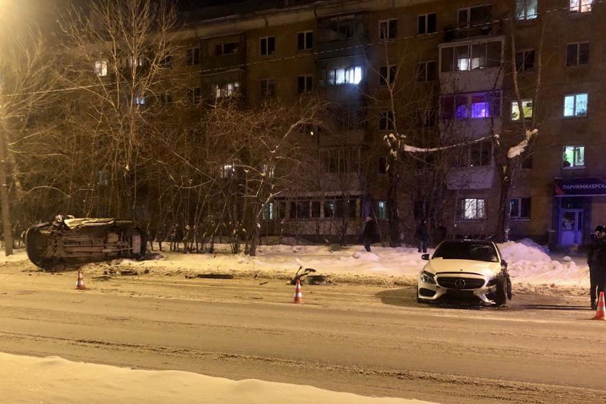 На Вторчермете от столкновения с Mercedes перевернулся кроссовер. Пострадали три человека - Фото 1