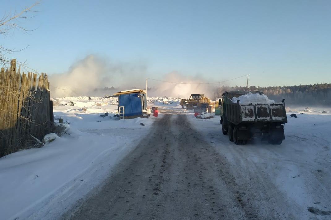 МЧС дали екатеринбуржцам рекомендации, как вести себя рядом с горящим полигоном на Уралмаше - Фото 1