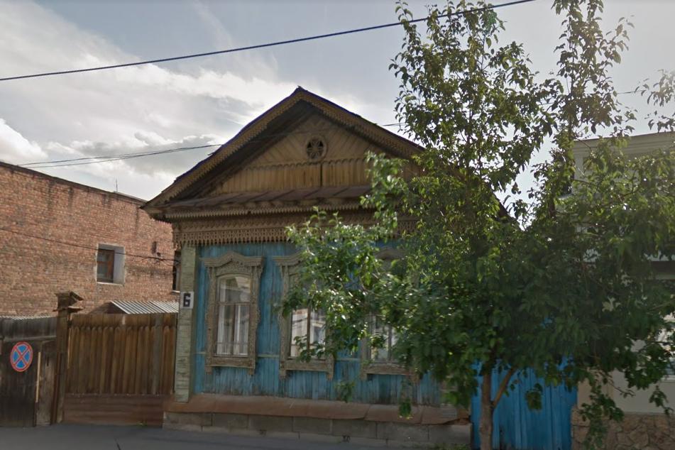 Под офис или жилье. В Екатеринбурге на продажу выставлен старейший деревянный дом, который накануне отремонтировали волонтеры - Фото 1