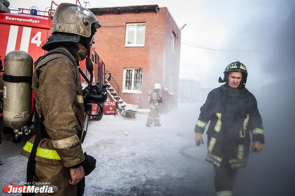 В Серове сгорела автомойка  - Фото 1