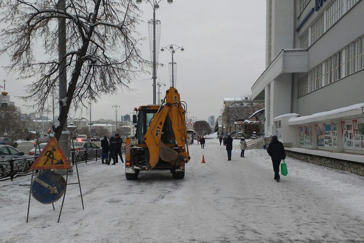 Стали известны подробности ДТП со снегоуборщиком у Главпочтамта  - Фото 1