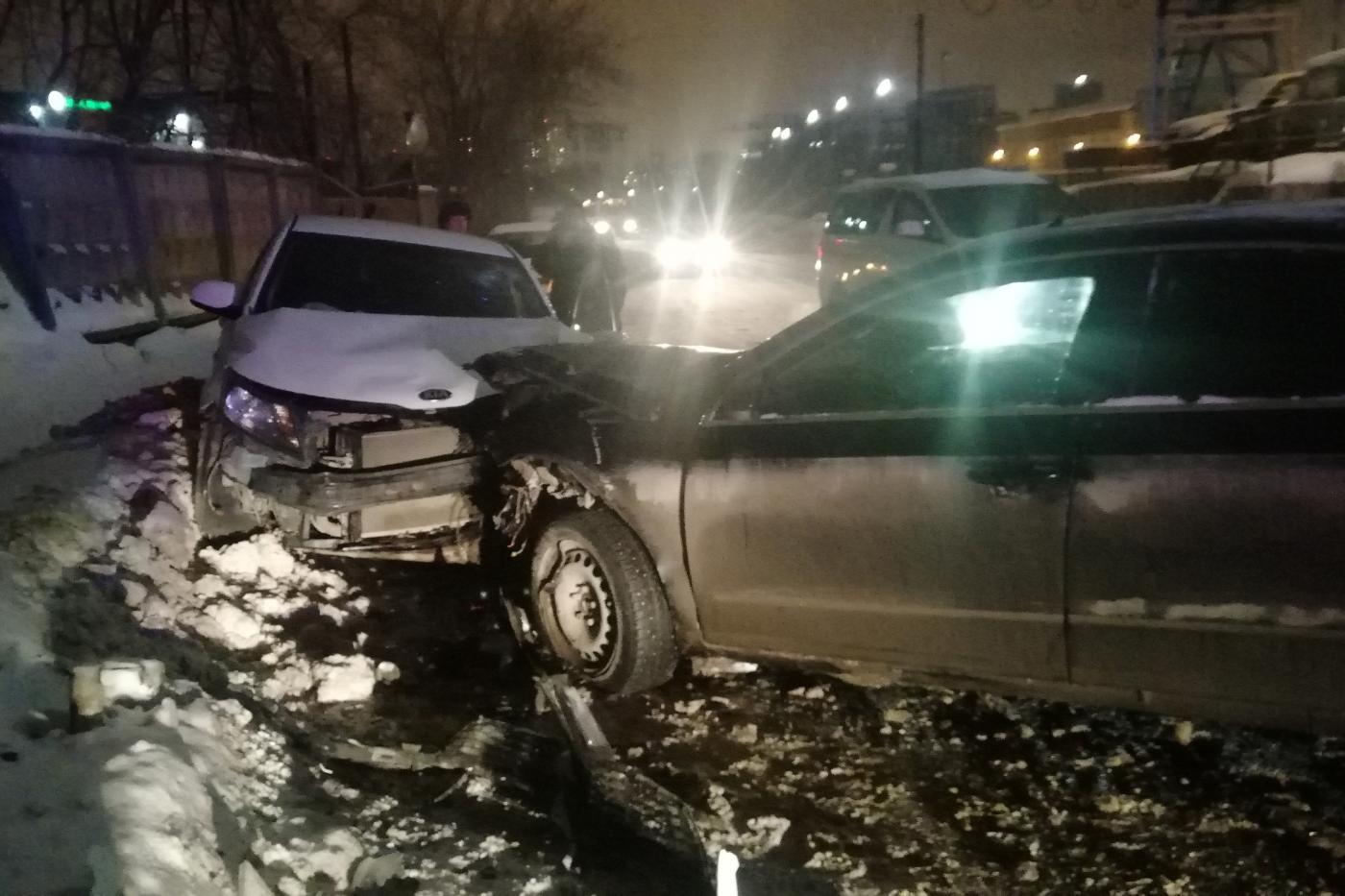 В Екатеринбурге в лобовом столкновении двух иномарок пострадала двухлетняя девочка и ее папа - Фото 1