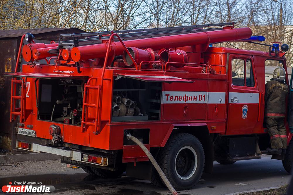 На ВИЗе жильцы потушили возгорание в квартире до приезда пожарных - Фото 1