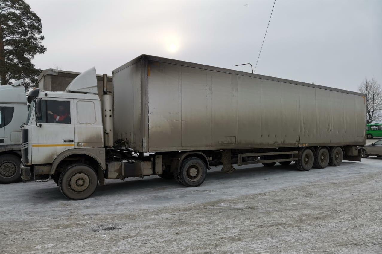 Приставы лишили предприниматель трех фур за крупный долг - Фото 1