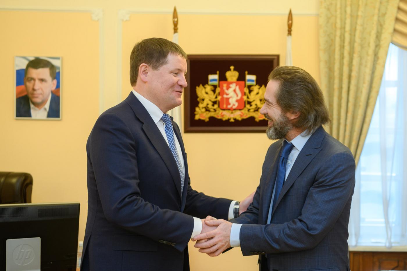 Свердловский вице-губернатор обсудил переписывание Конституции с актером Владимиром Машковым - Фото 1