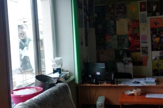 Протекшая крыша в здании, где сидит журнал «Урал», испортила работу знаменитого графика Воловича - Фото 1