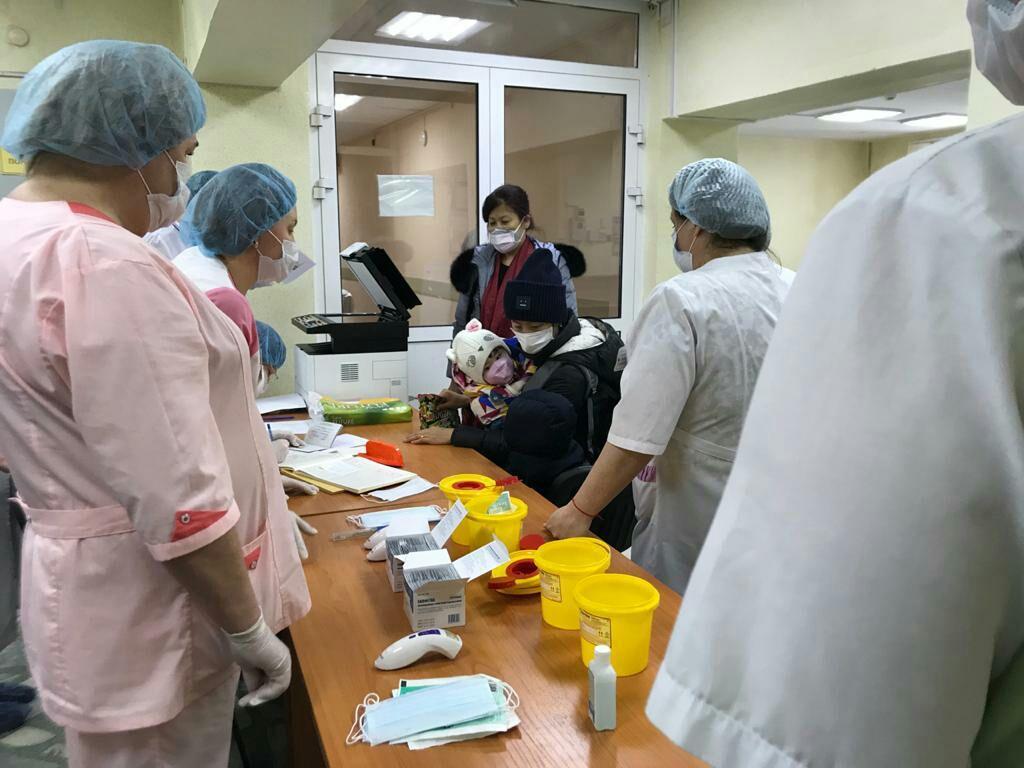 Показываем, что творится внутри санатория «Бодрость», куда свезли китайцев - Фото 1