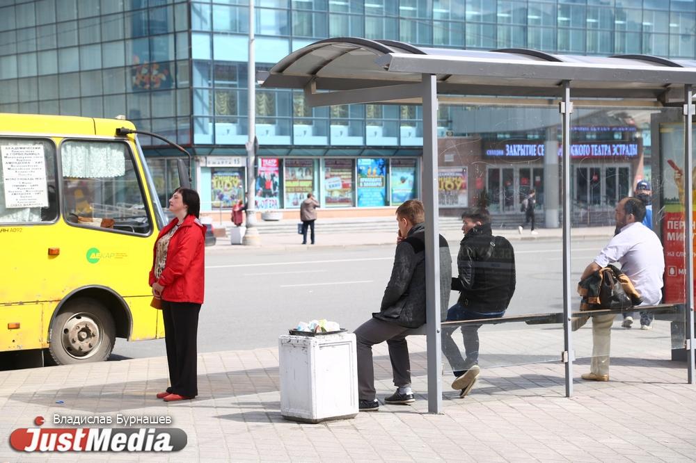 В Екатеринбурге за жесткое нарушение интервала оштрафовали перевозчика, обслуживающего автобус №15 - Фото 1