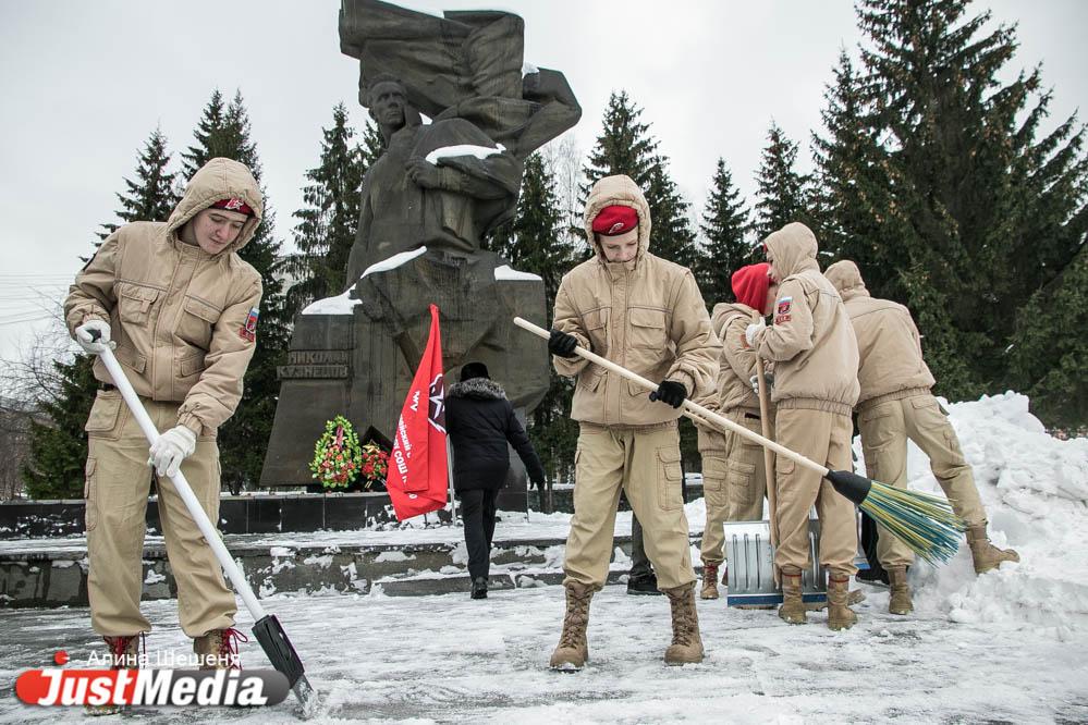 «Юнармия» очистила от снега памятник уральскому разведчику на Уралмаше - Фото 1