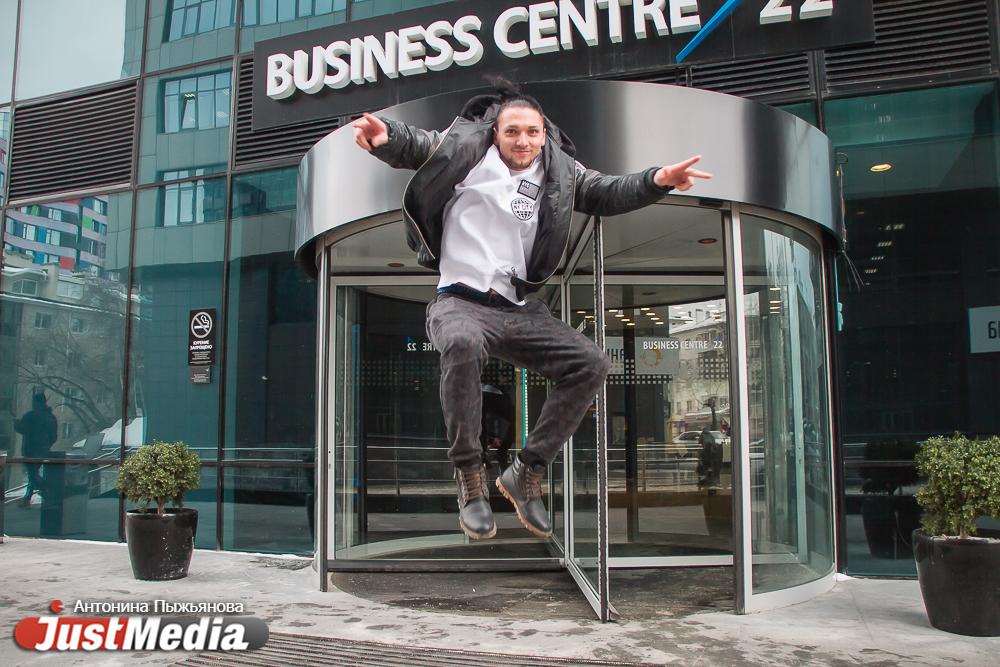 Максим Бощенко, дрессировщик яков: «Как и мои подопечные, дикие горные северные яки, я не боюсь зимы». В Екатеринбурге -3 градуса и мокрый снег - Фото 1