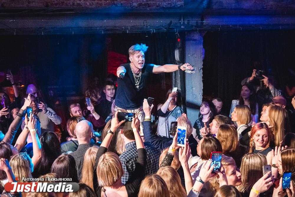 Откровения про Путина и поцелуи на сцене. Фоторепортаж выступления Мити Фомина в Екатеринбурге - Фото 1