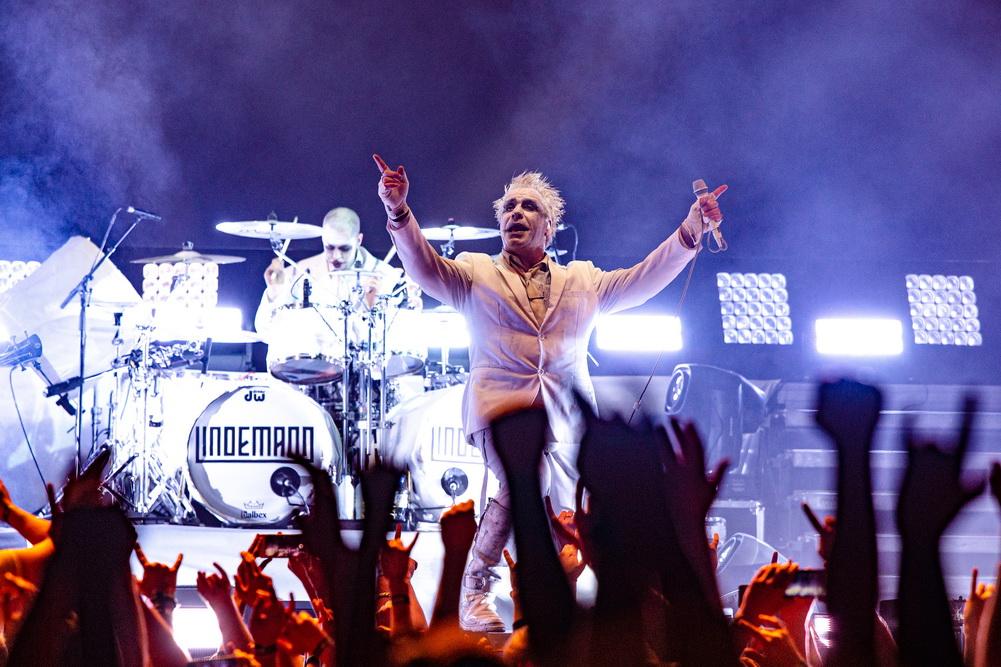 Вчерашний концерт Lindemann в Екатеринбурге разнес площадку Екатеринбург-ЭКСПО и пожалел психику российских фанатов - Фото 1