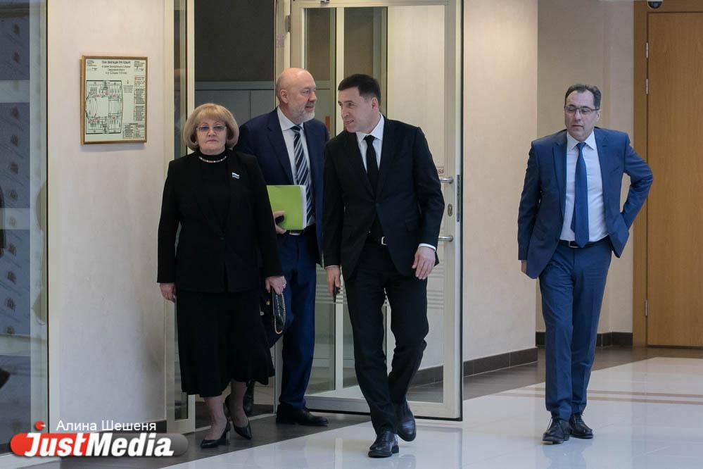 «Надо объединиться против внешнего врага и показать, кто на этом шарике хозяин!» Свердловские депутаты поддержали поправки в Конституцию - Фото 1