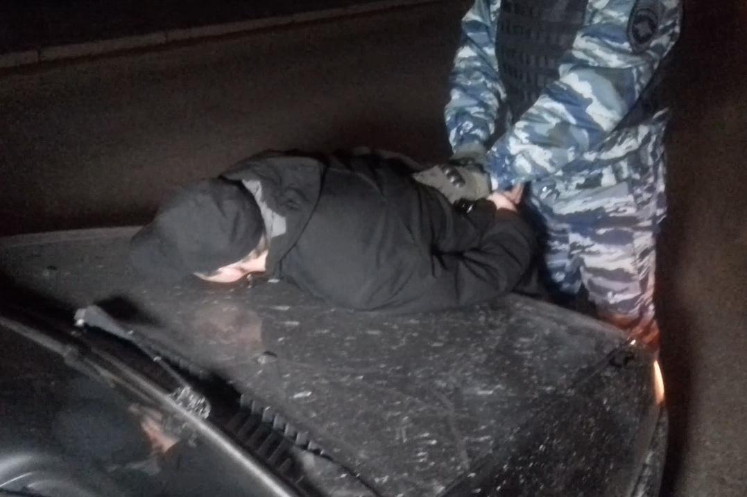 Полицейские задержали в Екатеринбурге двух закладчиков с крупной партией мефедрона, амфетамина и кокаина - Фото 1