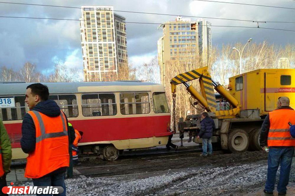 На ВИЗе трамвай сошел с рельсов, из-за чего остановилось движение транспорта - Фото 1