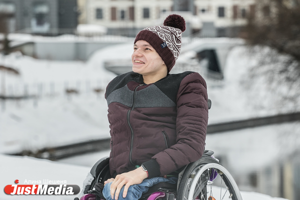 Никита Устьянцев, театр Ora: «Снег тает, из-за этого легче передвигаться по городу». В Екатеринбурге -1 градус