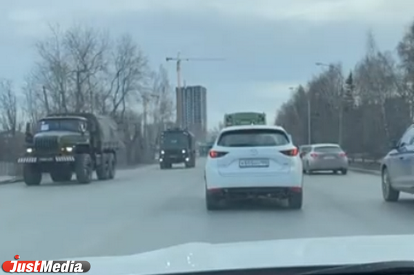 Екатеринбуржцев напугали колонны войск и бронетехники, стягивающиеся в город. ВИДЕО