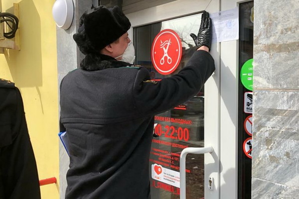 Приставы принудительно закрыли екатеринбургскую парикмахерскую, работавшую в нерабочую неделю