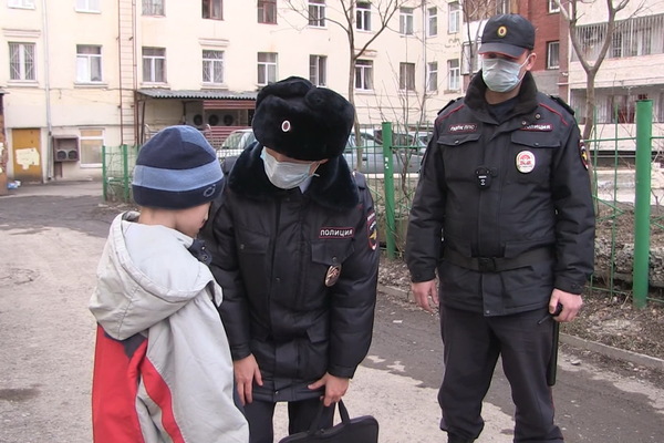 «Самоизоляция – это не дополнительные каникулы». Полиция Екатеринбурга устроила облавы на детей на улицах