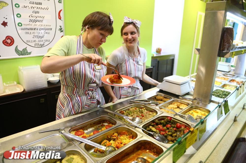 Свердловские школьники из семей льготных категорий на время дистанционного обучения получат выплаты на питание - Фото 1