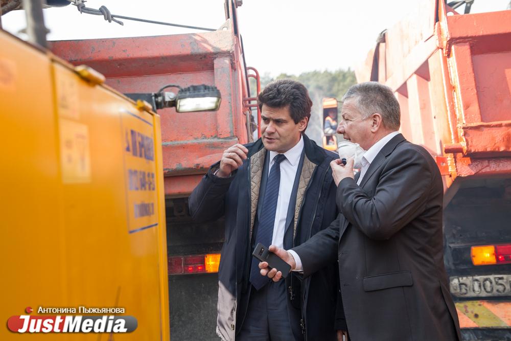 Мэру Екатеринбурга устроили традиционный парад коммунальной техники. В этот раз ситуацию изменил коронавирус - Фото 1
