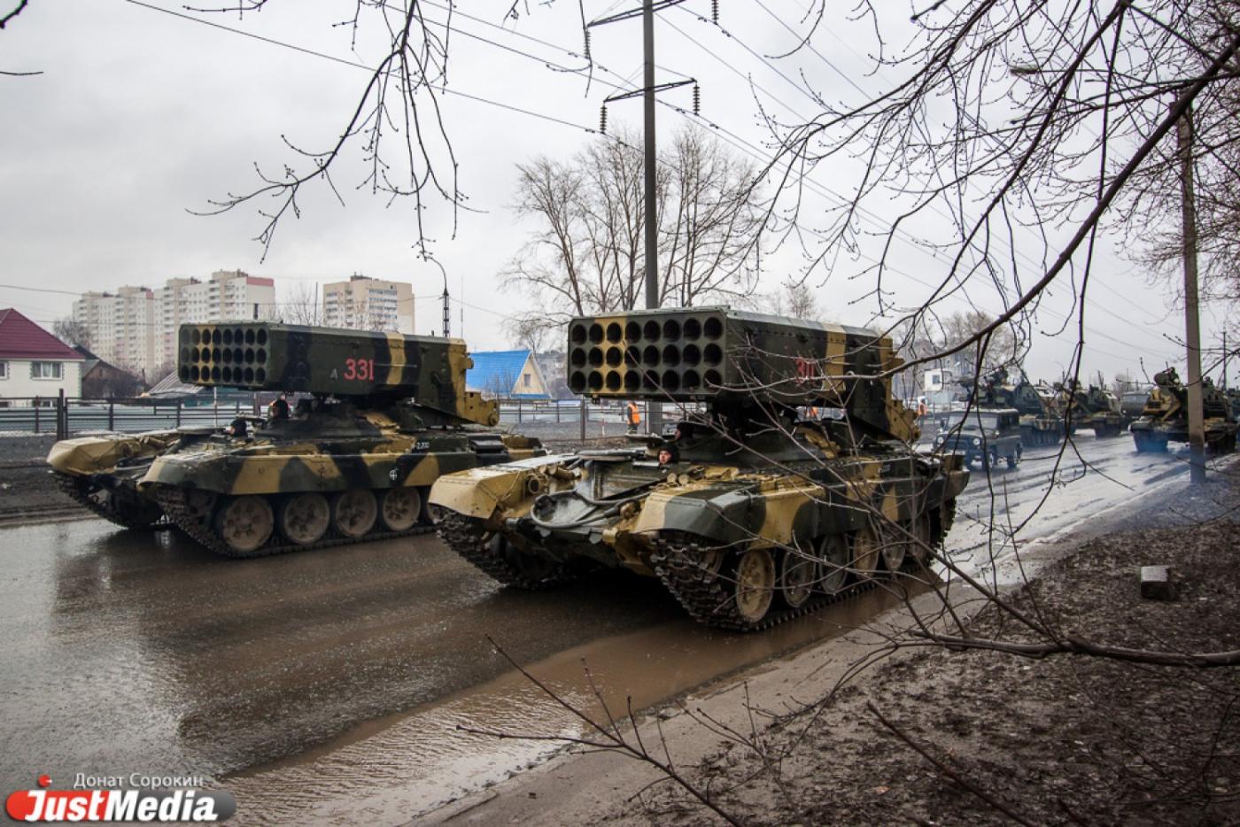 Уже завтра на полдня военные перекроют часть улиц на Вторчермете из-за репетиции парада Победы - Фото 1