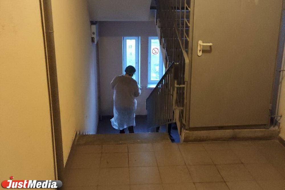 Куйвашев пообещал выделить деньги УК, чтобы те регулярно убирали подъезды - Фото 1