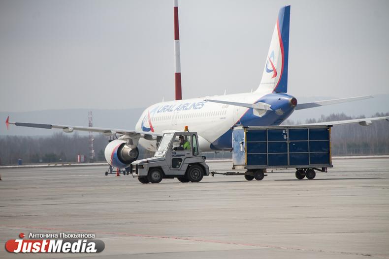 В Екатеринбург прилетел второй самолет от РМК с масками и костюмами для врачей - Фото 1