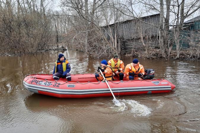  В Ирбит, где под водой оказались несколько улиц, для контроля за паводковой ситуацией прибыли спасатели из Екатеринбурга - Фото 1
