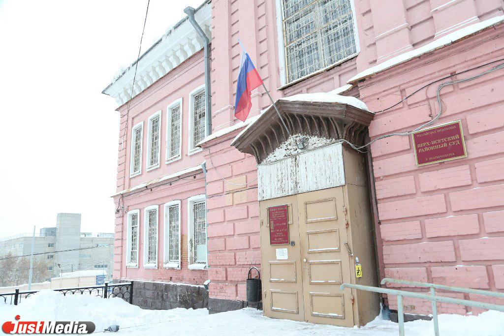 В Екатеринбурге осудили продавца магазина, который украла из сумки покупательницы 100 тысяч рублей - Фото 1