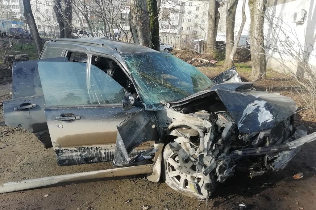 В Екатеринбурге водитель-новичек на «Субару» влетела в дерево. Погиб человек - Фото 1