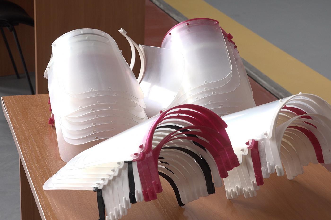 На площадке технопарка «Кванториум» ДЖД волонтеры начали изготавливать средства индивидуальной защиты для медработников - Фото 1