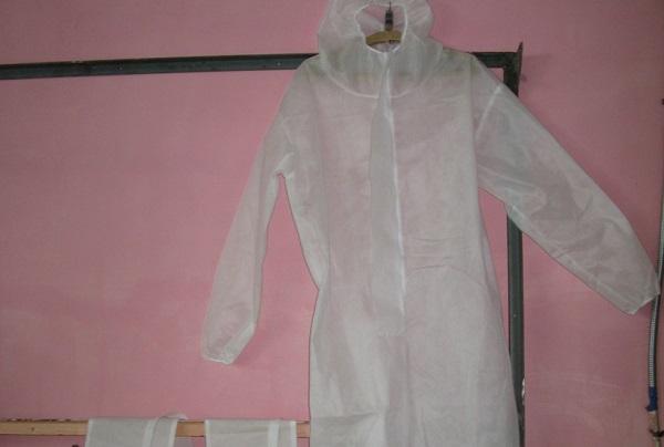 Свердловские заключенные сошьют более 3 000 одноразовых противочумных костюмов - Фото 1