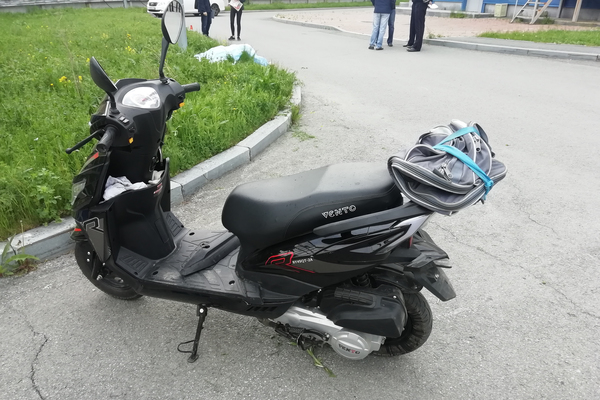 В Екатеринбурге, влетев в фонарный столб, погиб водитель мопеда - Фото 1