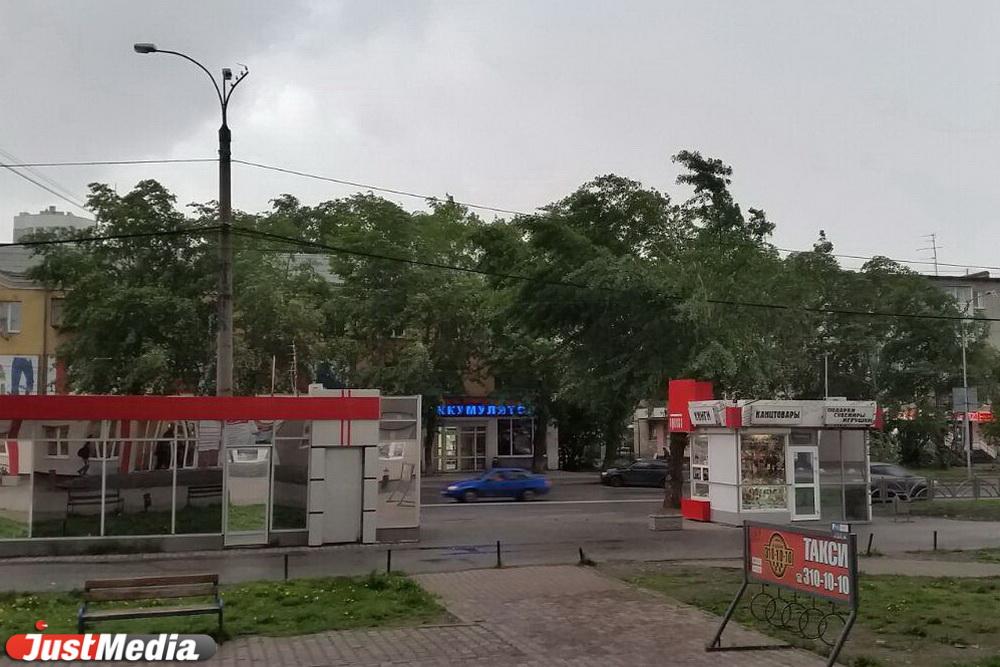Из-за прошедшего урагана в Свердловской области все еще остаются без электричества около 29 тысяч человек - Фото 1