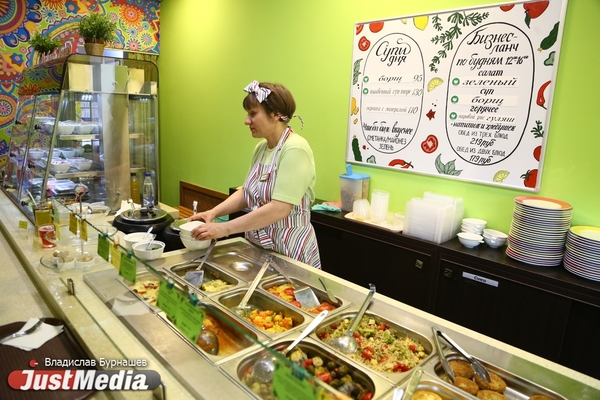 Свердловчане потребовали от Евгения Куйвашева разрешить им работать и открыть кафе, фитнес-центра и ТЦ