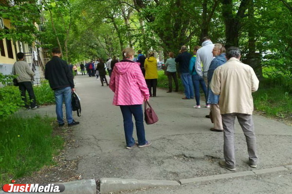 Екатеринбуржцы пожаловались губернатору на очереди у пенсионного фонда - Фото 1
