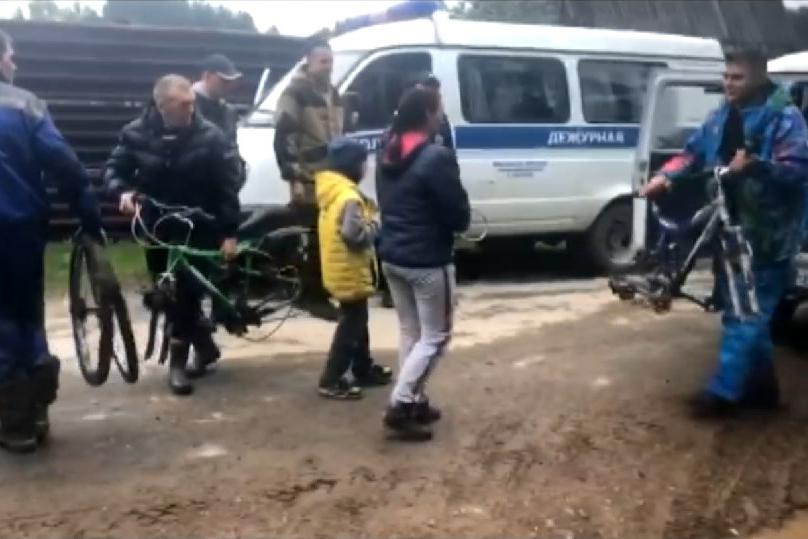 Свердловские полицейские нашли заблудившегося в лесу 13-летнего мальчика и его друга - Фото 1