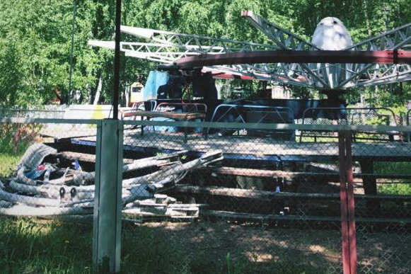 Парк Маяковского лишился части аттракционов - Фото 1