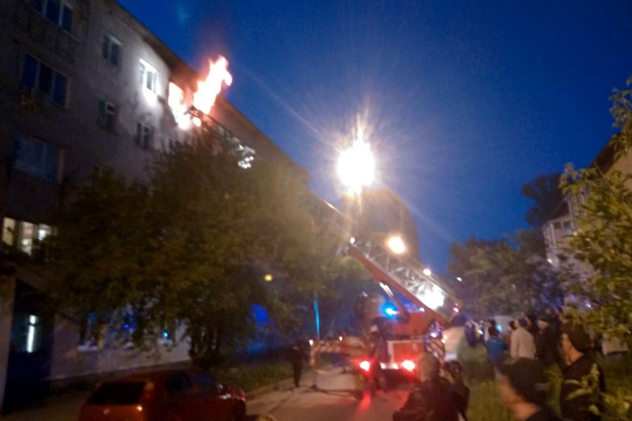 В микрорайоне Компрессорном горит общежитие - Фото 1