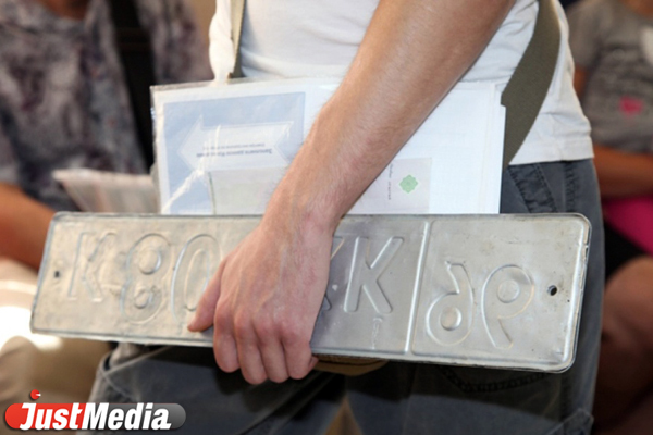 «196 хватит на несколько лет». Свердловская ГИБДД не планирует вводить сатанинские номера - Фото 1