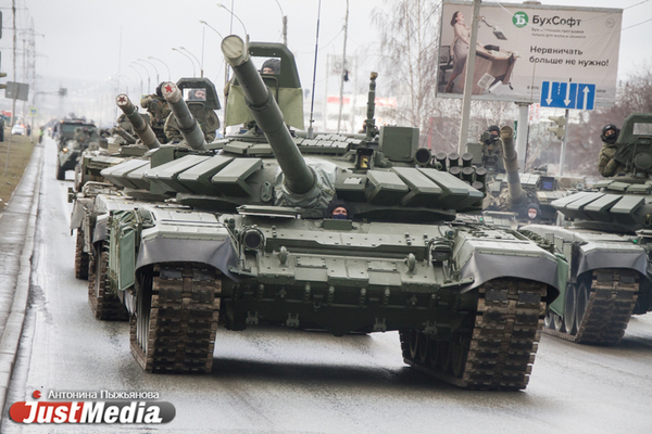 Перед тренировкой парада военные продезинфицировали площадь 1905 года